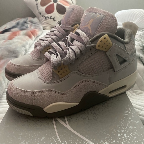 Jordan 4 Retro SE in Gray and Cream - Picture 1 of 4